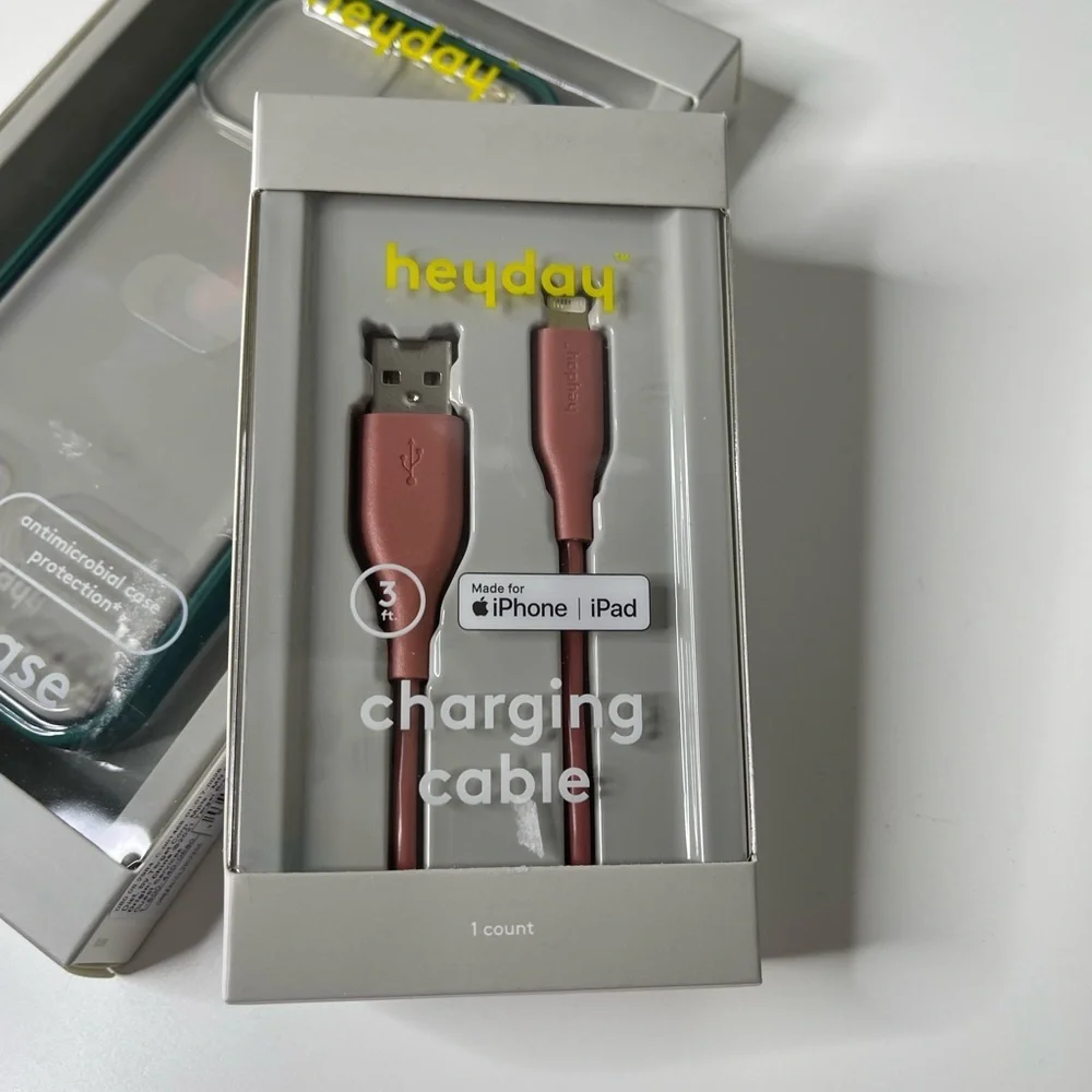 heyday Apple iPhone 12/iPhone 12 Pro Case. heyday USB-A Round Cable